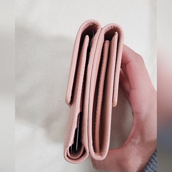 Chanel 2003-2004 textured caviar compact French wallet. Hologram present. - Picture 2 of 16